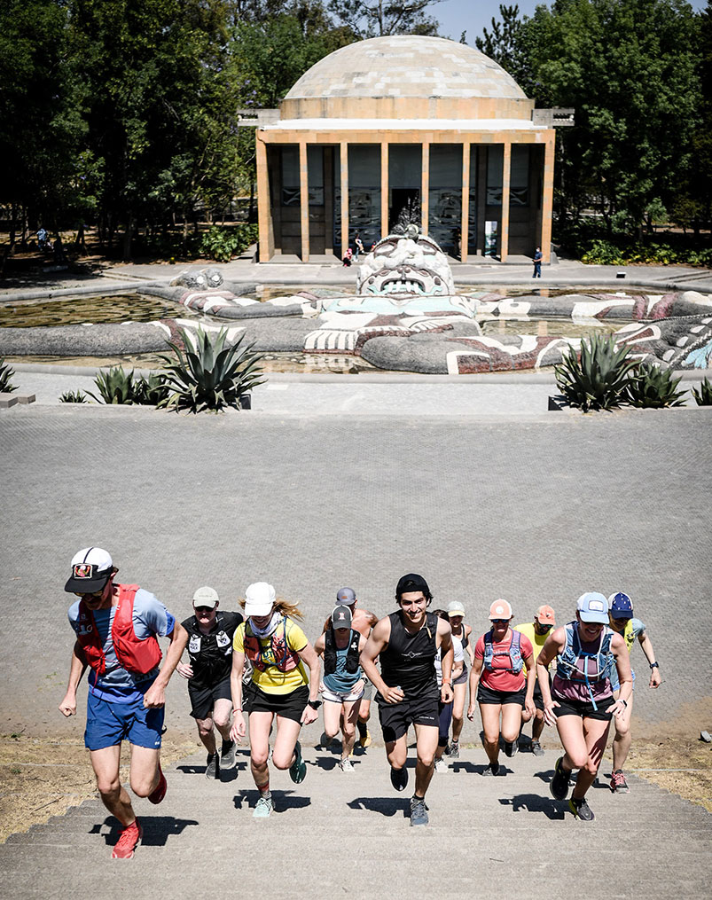 Runners in front of the Moorish Kiosk in Mexico City